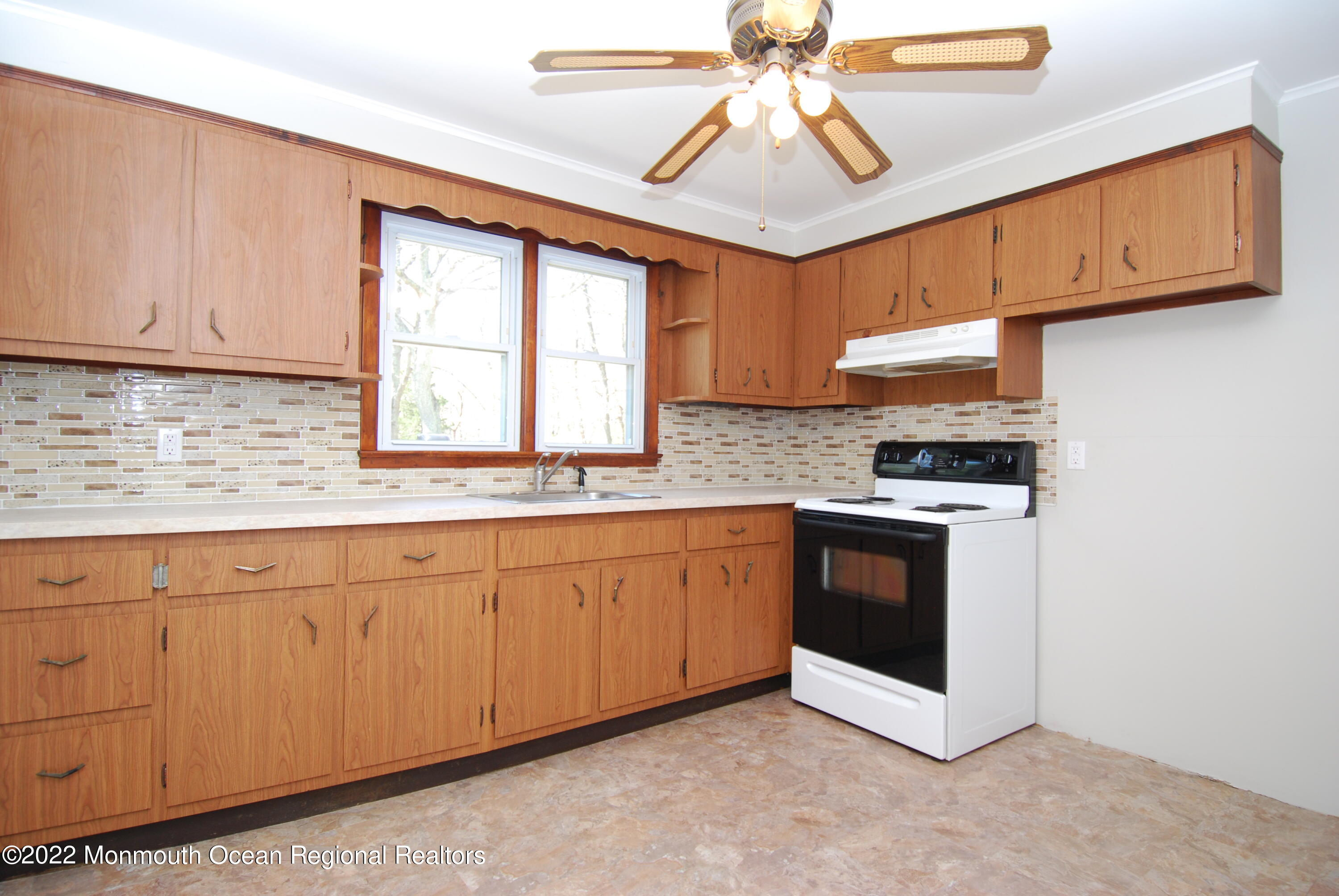 267 Stuart Street Howell, NJ 07731 - Photo 5 of 27 DSC_0086