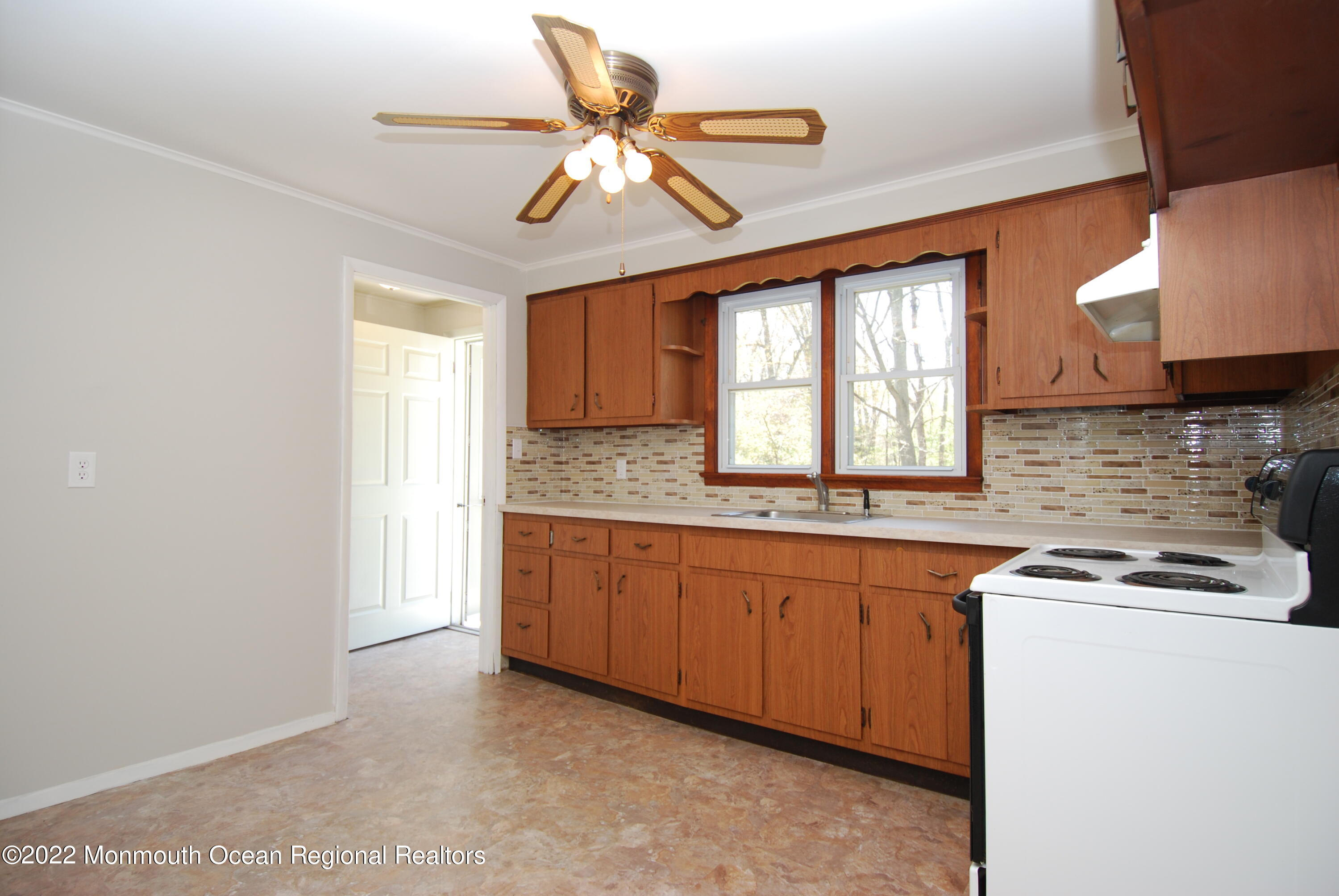 267 Stuart Street Howell, NJ 07731 - Photo 7 of 27 DSC_0095