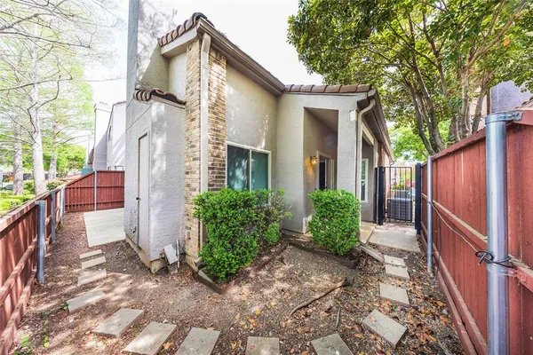 a view of a entrance gate of the house