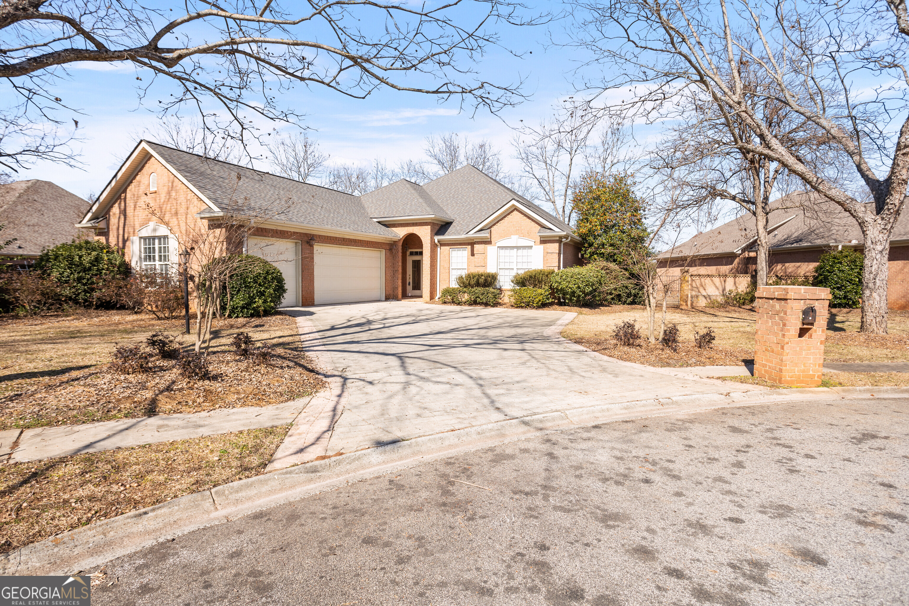 a view of a yard with a house