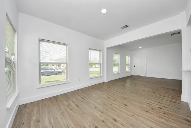 $2,050 | 1203 West 6th Street, Freeport, TX 77541