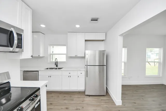 $2,050 | 1203 West 6th Street, Freeport, TX 77541