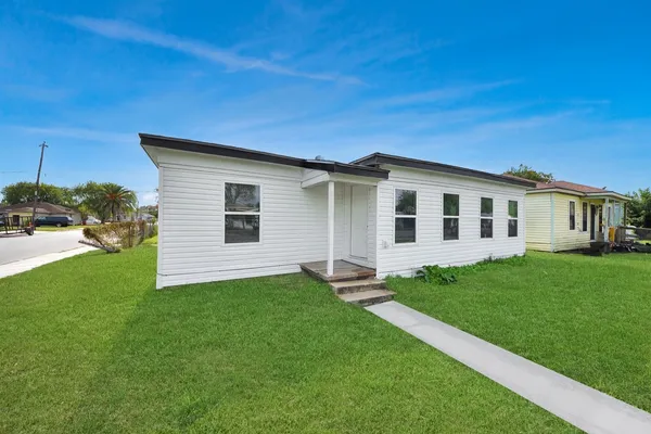 a view of a house with a backyard