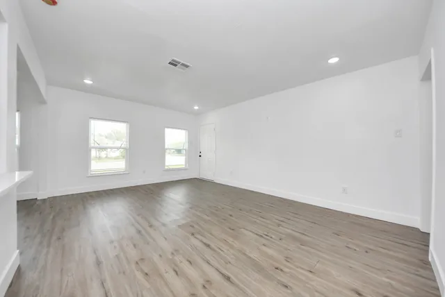 $2,050 | 1203 West 6th Street, Freeport, TX 77541