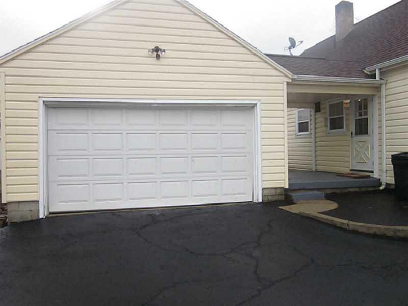 208 Dover Road Springfield, OH 45504 - Photo 3 of 20