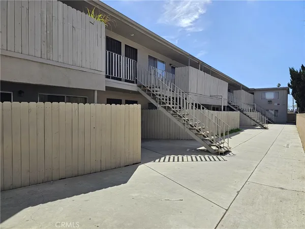 a view of entryway with a front door