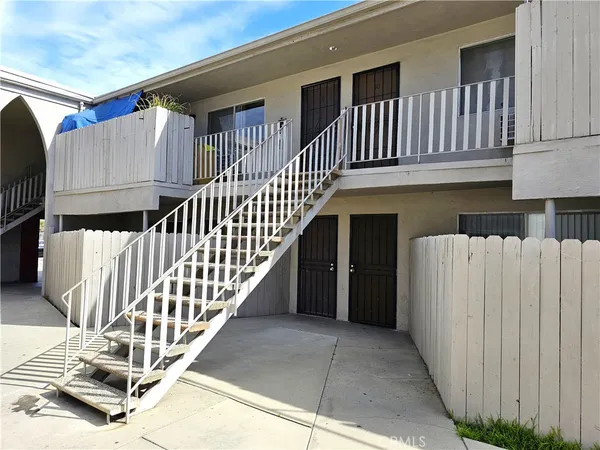 a view of entryway with a front door