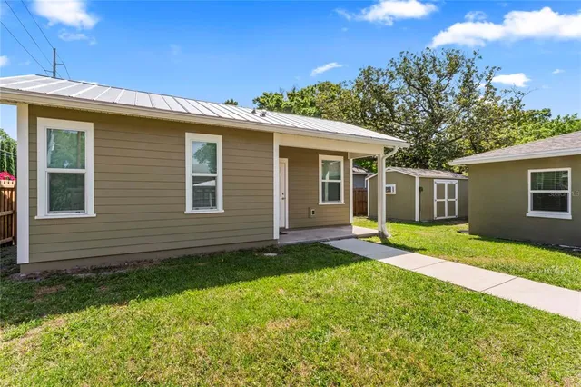 a view of a house with a yard