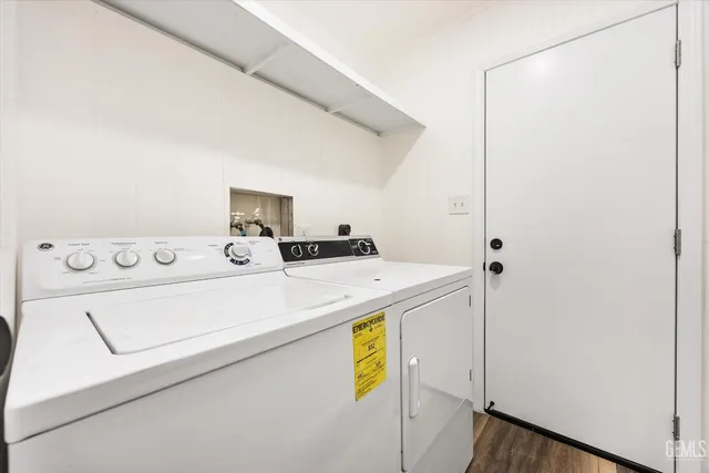 a view of a house with backyard