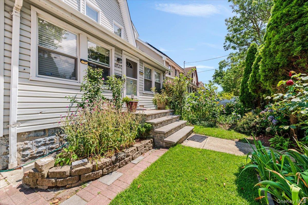 137-27 Thurston Street Queens, NY 11413 - Photo 2 of 19