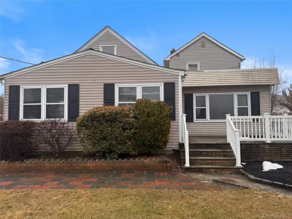 $475,000 | 93 Vermont Avenue, West Babylon, NY 11704