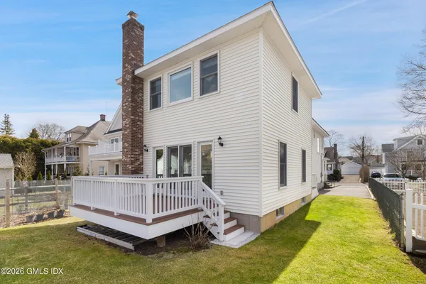 a view of a house with a backyard