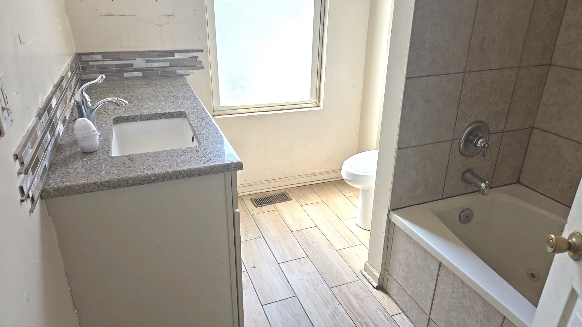 2911 West Walnut Street Chicago, IL 60612 - Photo 11 of 21 a bathroom with a tub sink and mirror