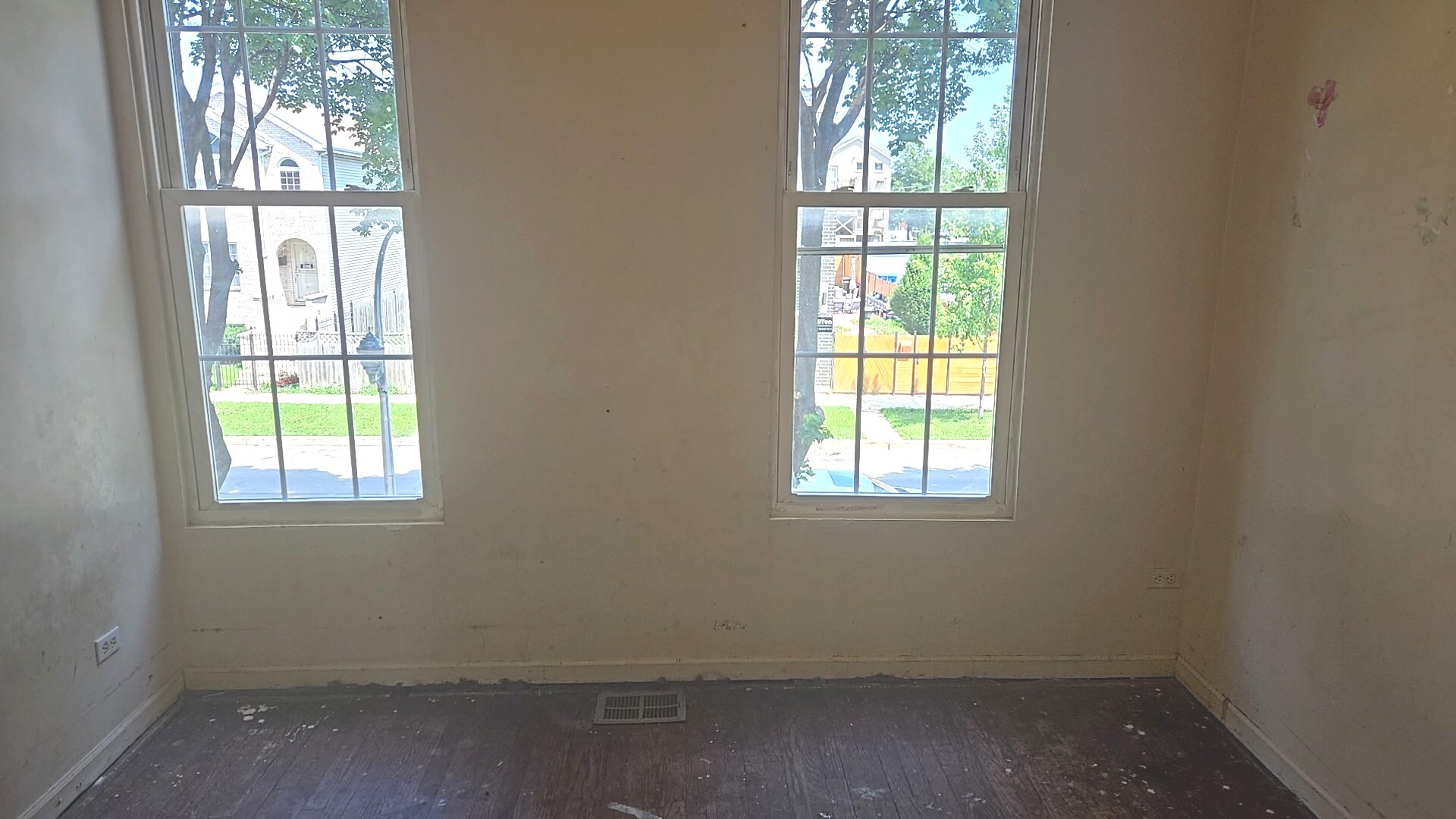 2911 West Walnut Street Chicago, IL 60612 - Photo 13 of 21 an empty room with windows