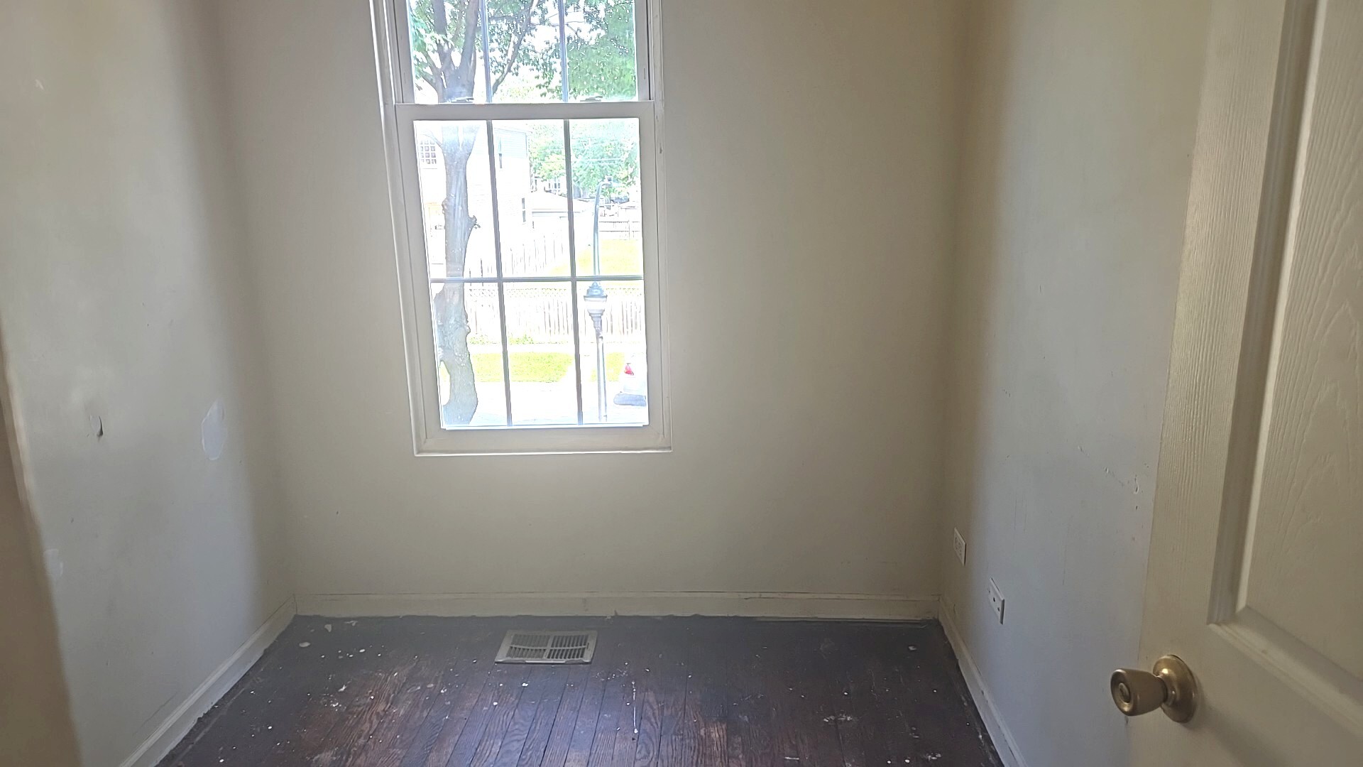 2911 West Walnut Street Chicago, IL 60612 - Photo 14 of 21 an empty room with a window
