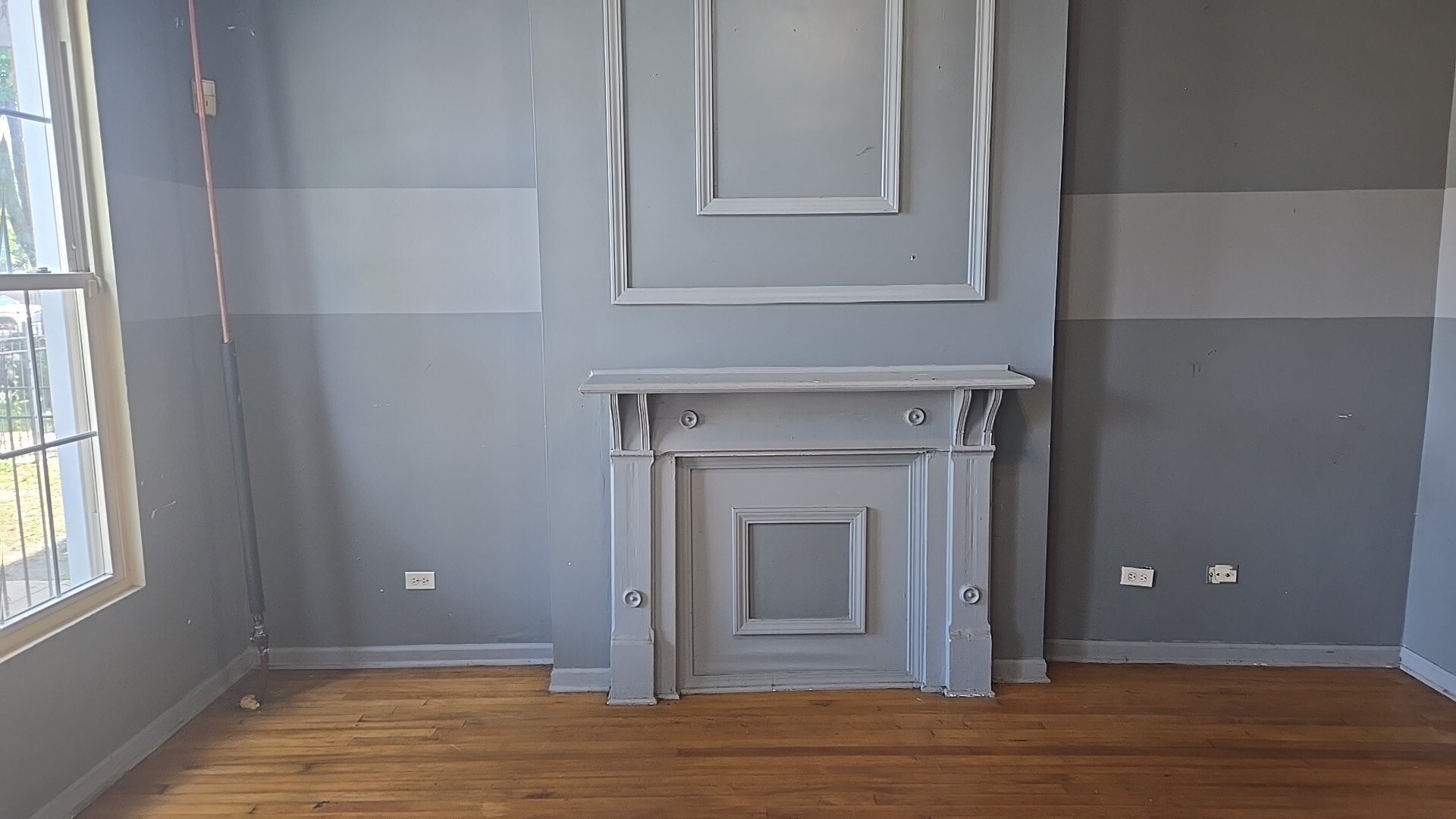 2911 West Walnut Street Chicago, IL 60612 - Photo 21 of 21 a view of a livingroom with wooden floor and a window