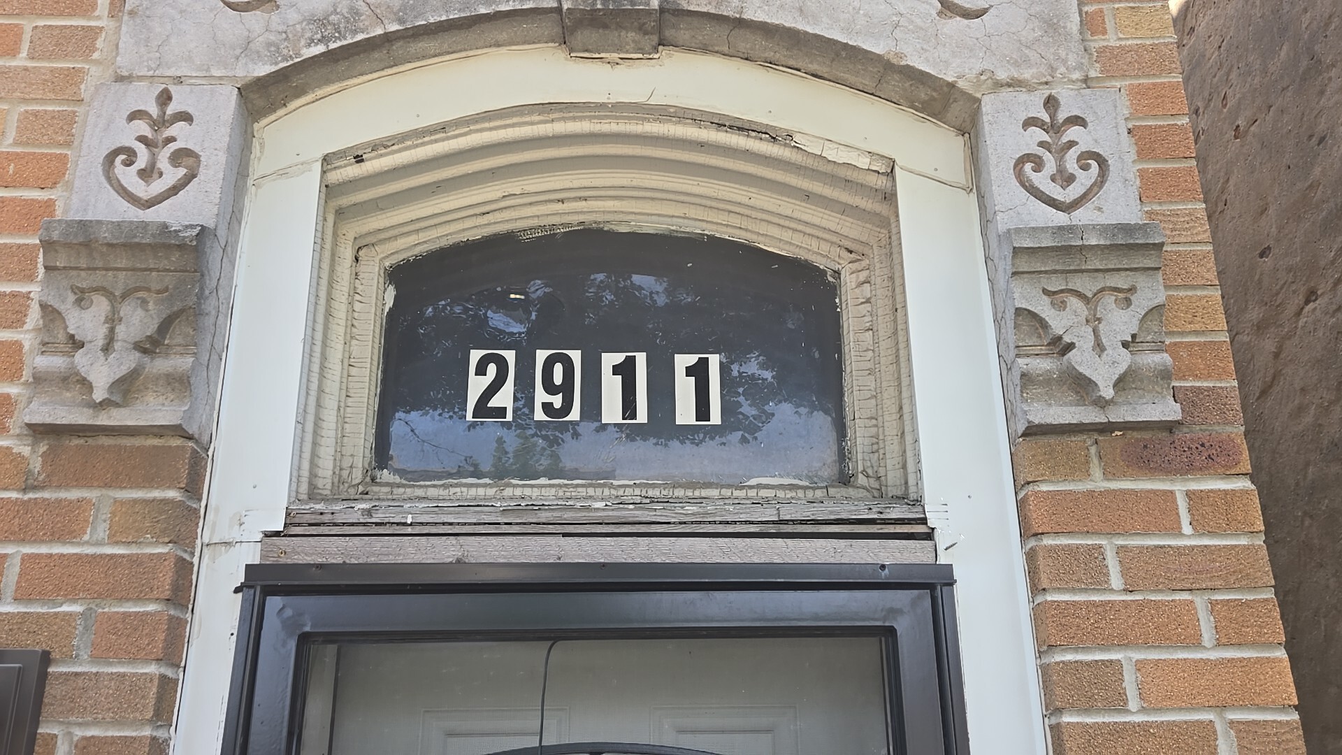 2911 West Walnut Street Chicago, IL 60612 - Photo 5 of 21 a close view of a fireplace