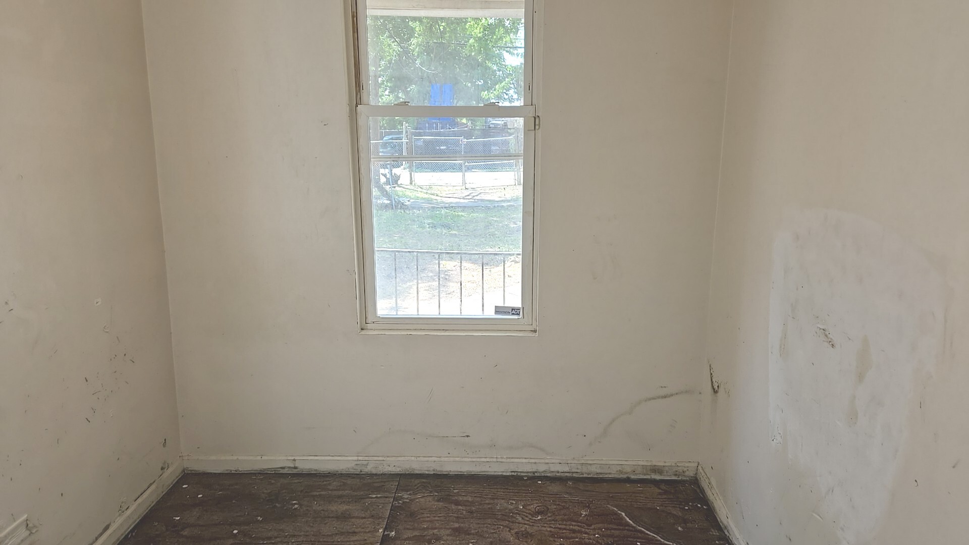 2911 West Walnut Street Chicago, IL 60612 - Photo 10 of 21 an empty room with a window
