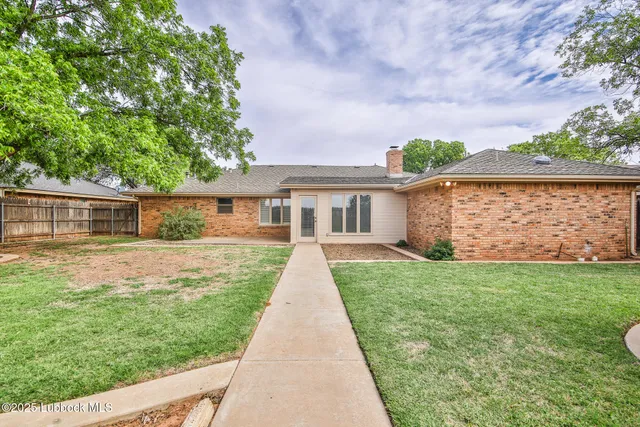 a view of a house with backyard