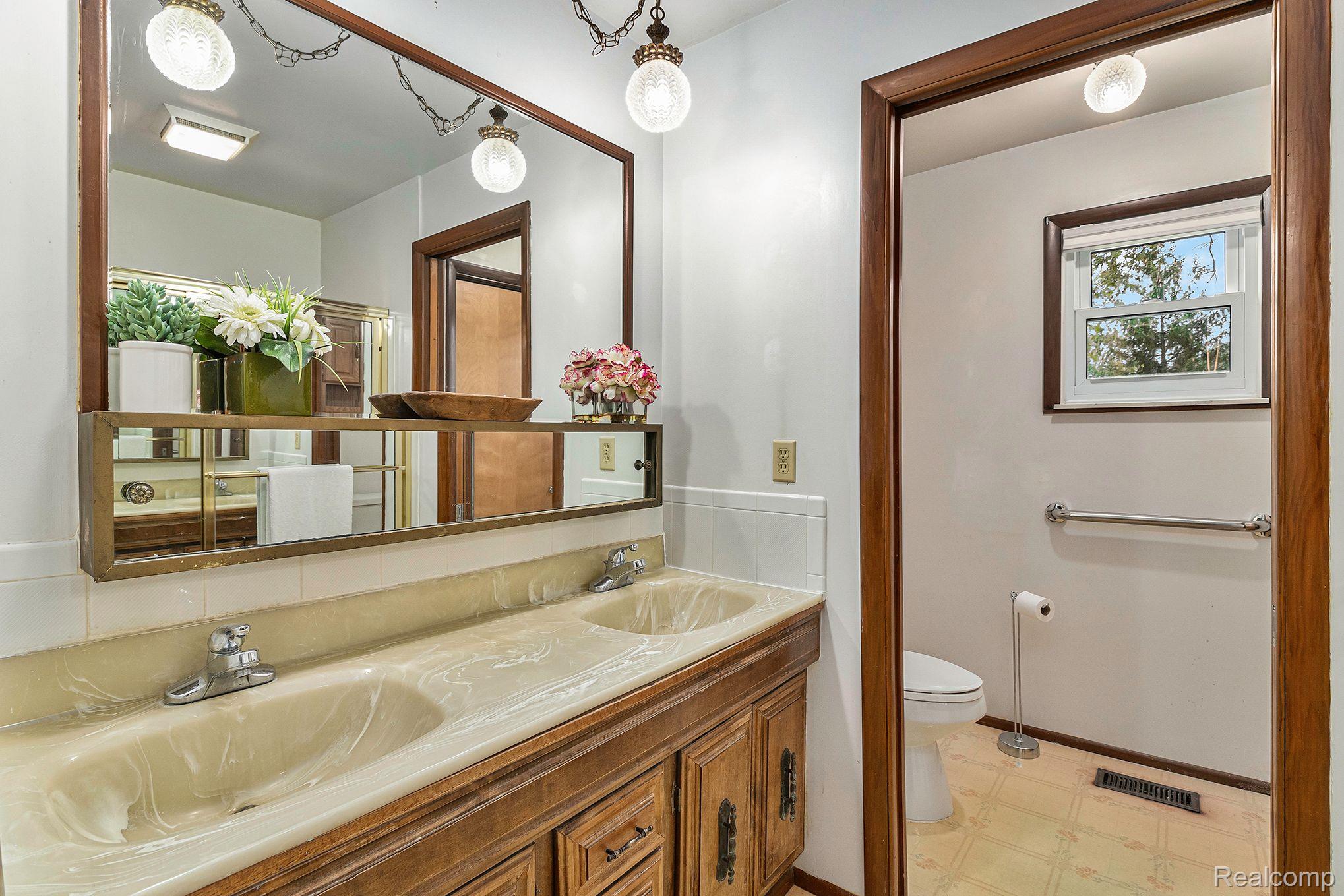 7111 East Carpenter Road Davison, MI 48423 - Photo 10 of 21 Spacious full bath with double vanity