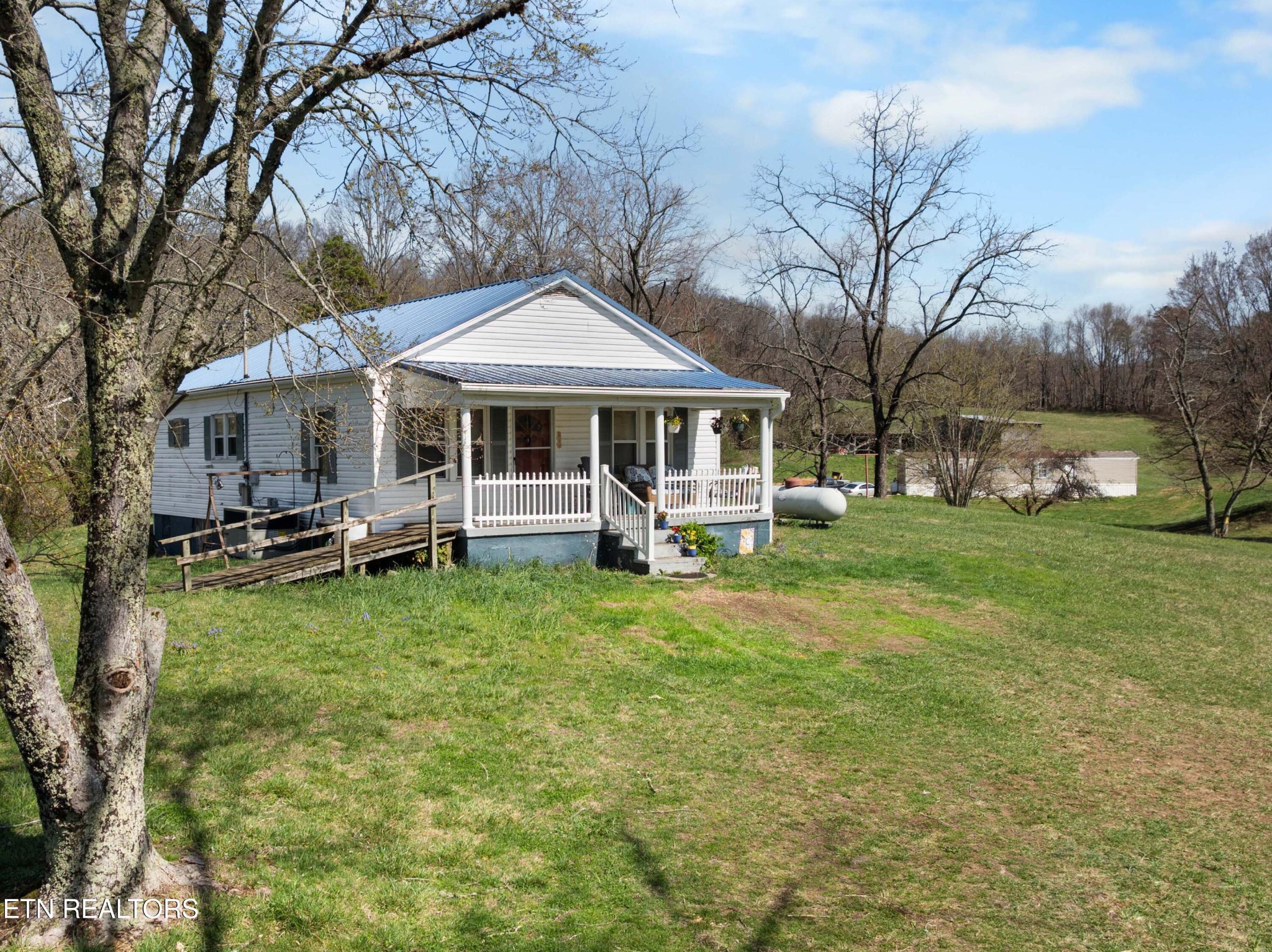 385 Hubbs Grove Road Maynardville, TN 37807 - Photo 4 of 33 a front view of a house with garden