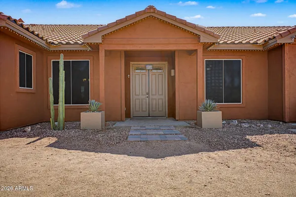 a view of a houses with a yard