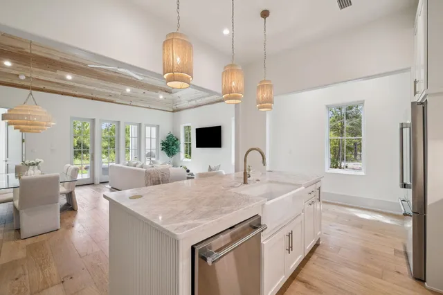 a large kitchen with kitchen island a large island in it