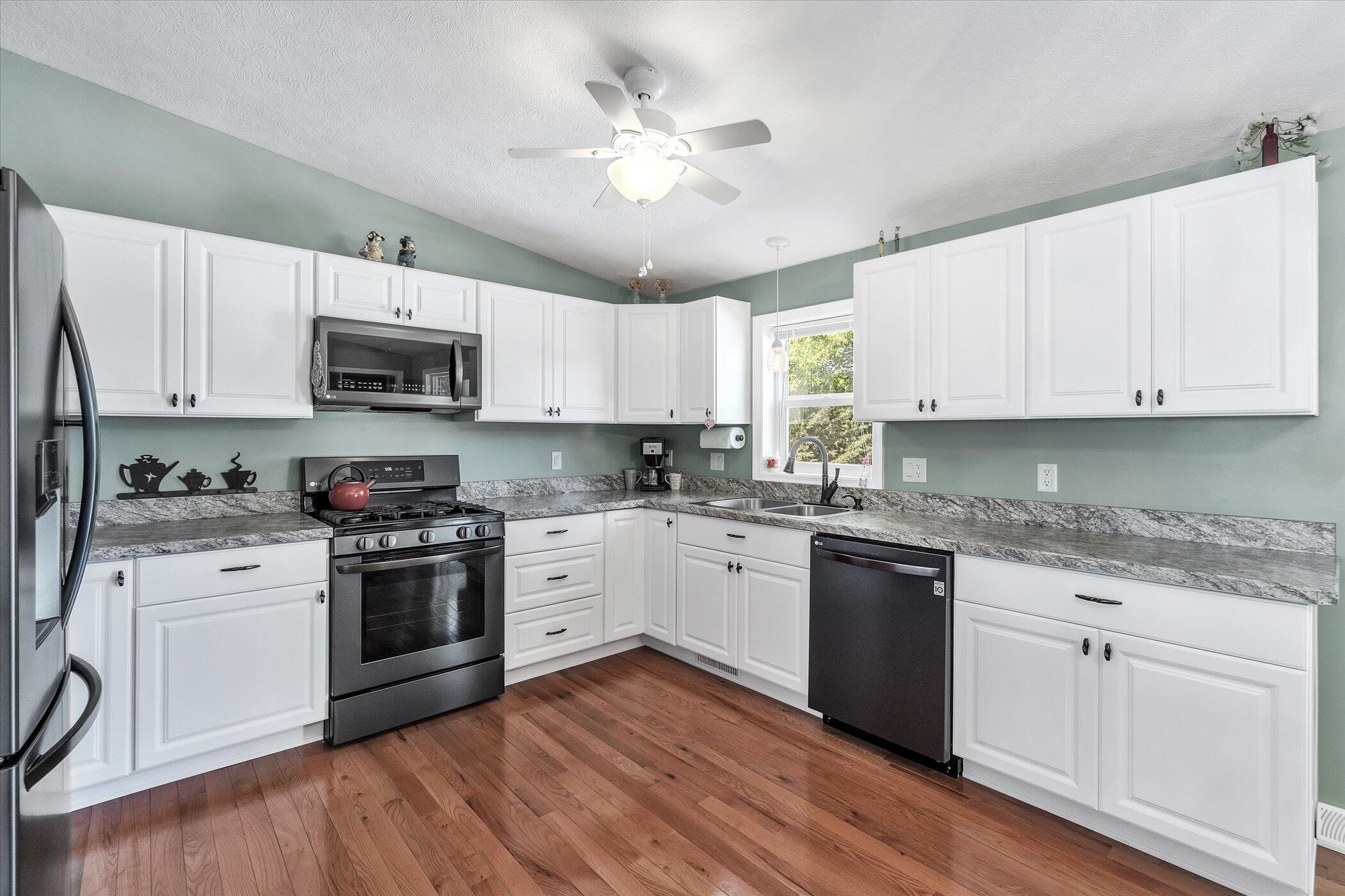 7277 Kennedy Road Munith, MI 49259 - Photo 9 of 47 16-7277-Kennedy-Rd-WindowStill-Real-Esta