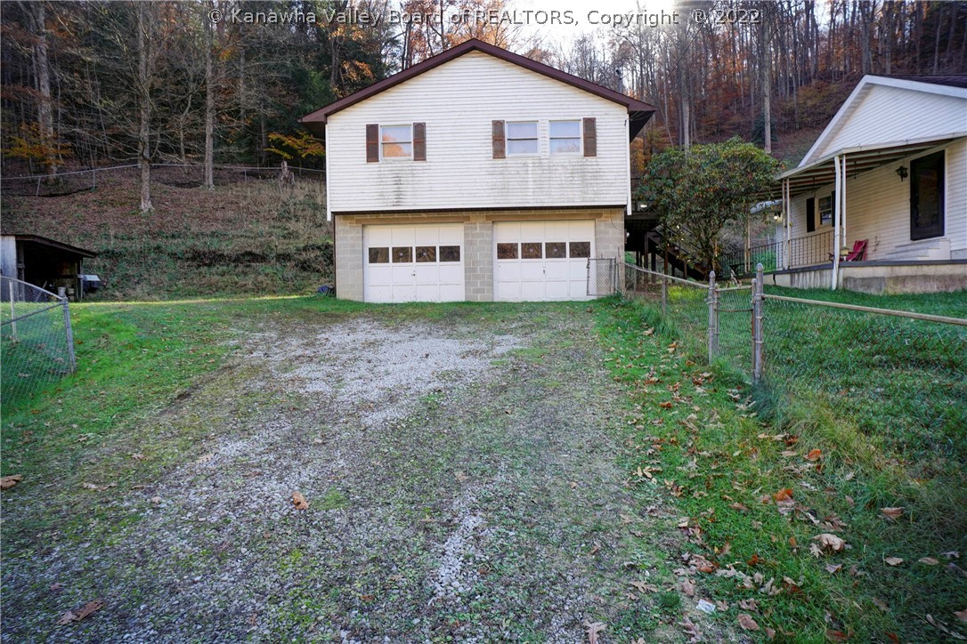 734 Hunter Road Charleston, WV 25311 - Photo 3 of 24 4 car garage, 2 bedroom apt.