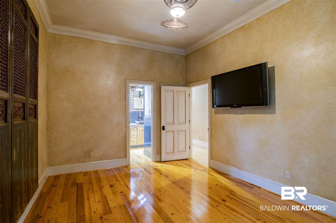 2088 Venetia Road Mobile, AL 36605 - Photo 23 of 43 Hardwood floors,high Ceilings and bathroom.