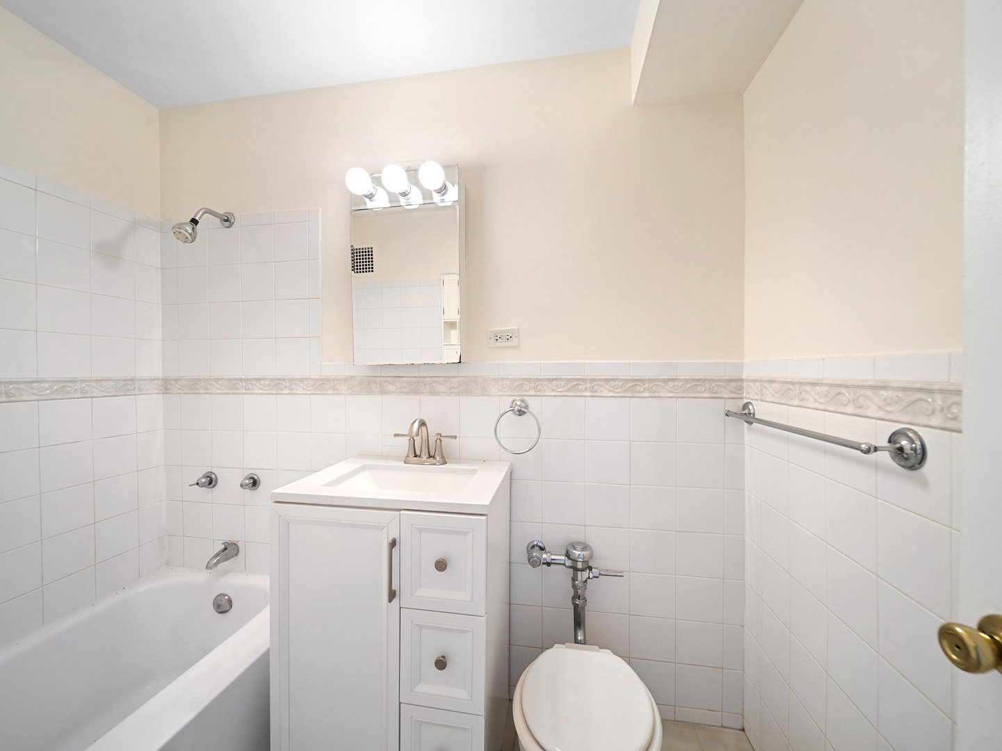6030 North Sheridan Road, Unit 505 Chicago, IL 60660 - Photo 12 of 17 a bathroom with a sink toilet a tub and shower