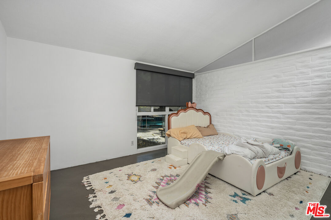 3641 Woodcliff Road Los Angeles, CA 91403 - Photo 17 of 26