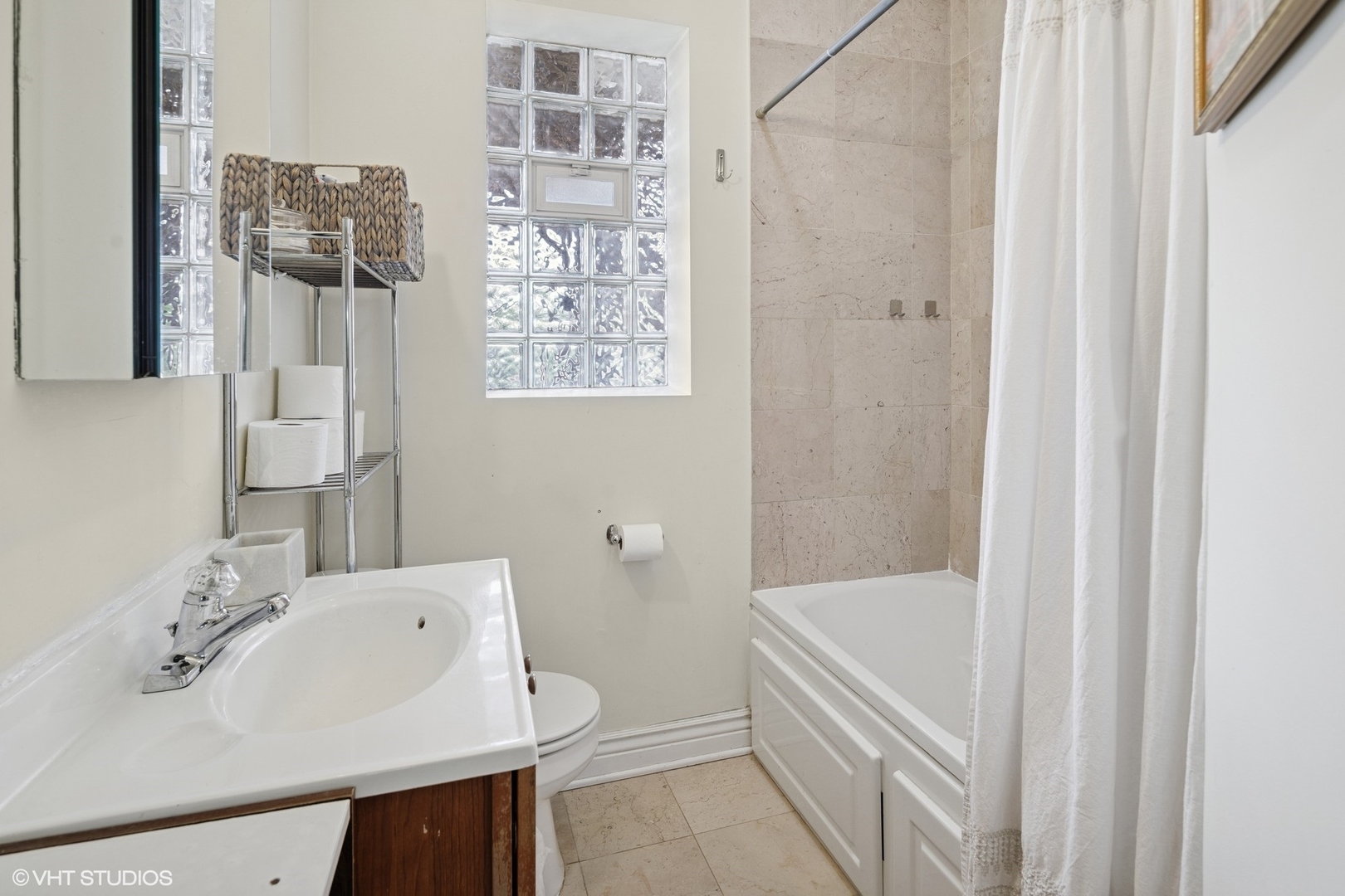 2709 West Altgeld Street, Unit 2 Chicago, IL 60647 - Photo 11 of 13 a bathroom with a sink and a bathtub