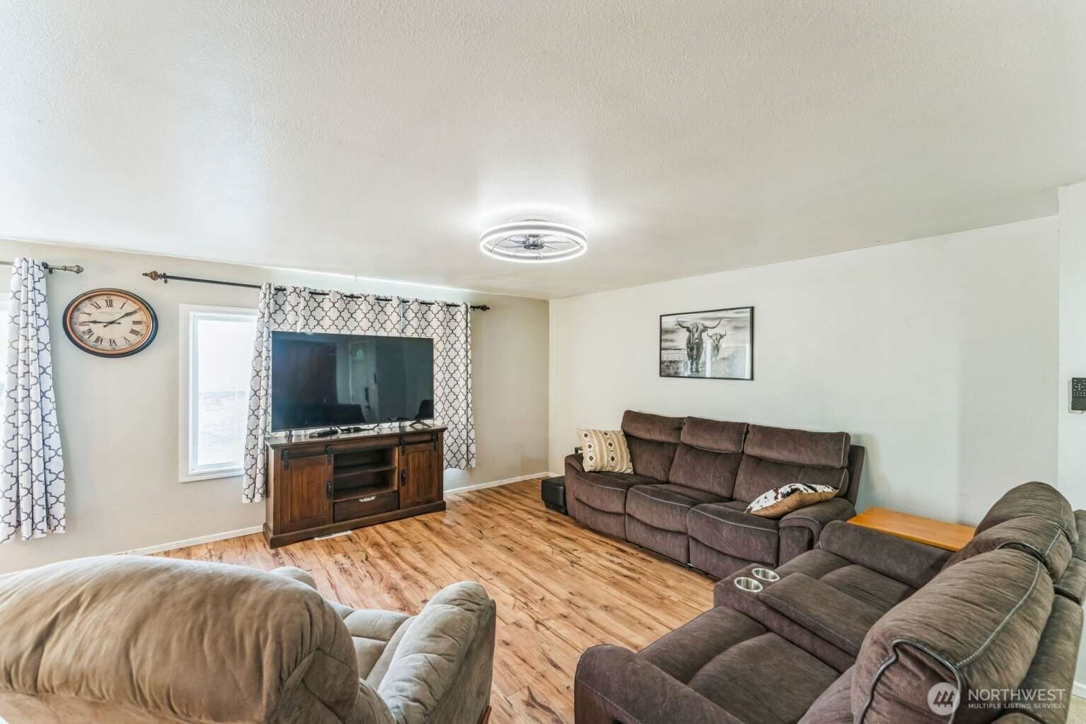 10068 Idano Road Northeast Moses Lake, WA 98837 - Photo 13 of 40 a bedroom with furniture and a flat screen tv
