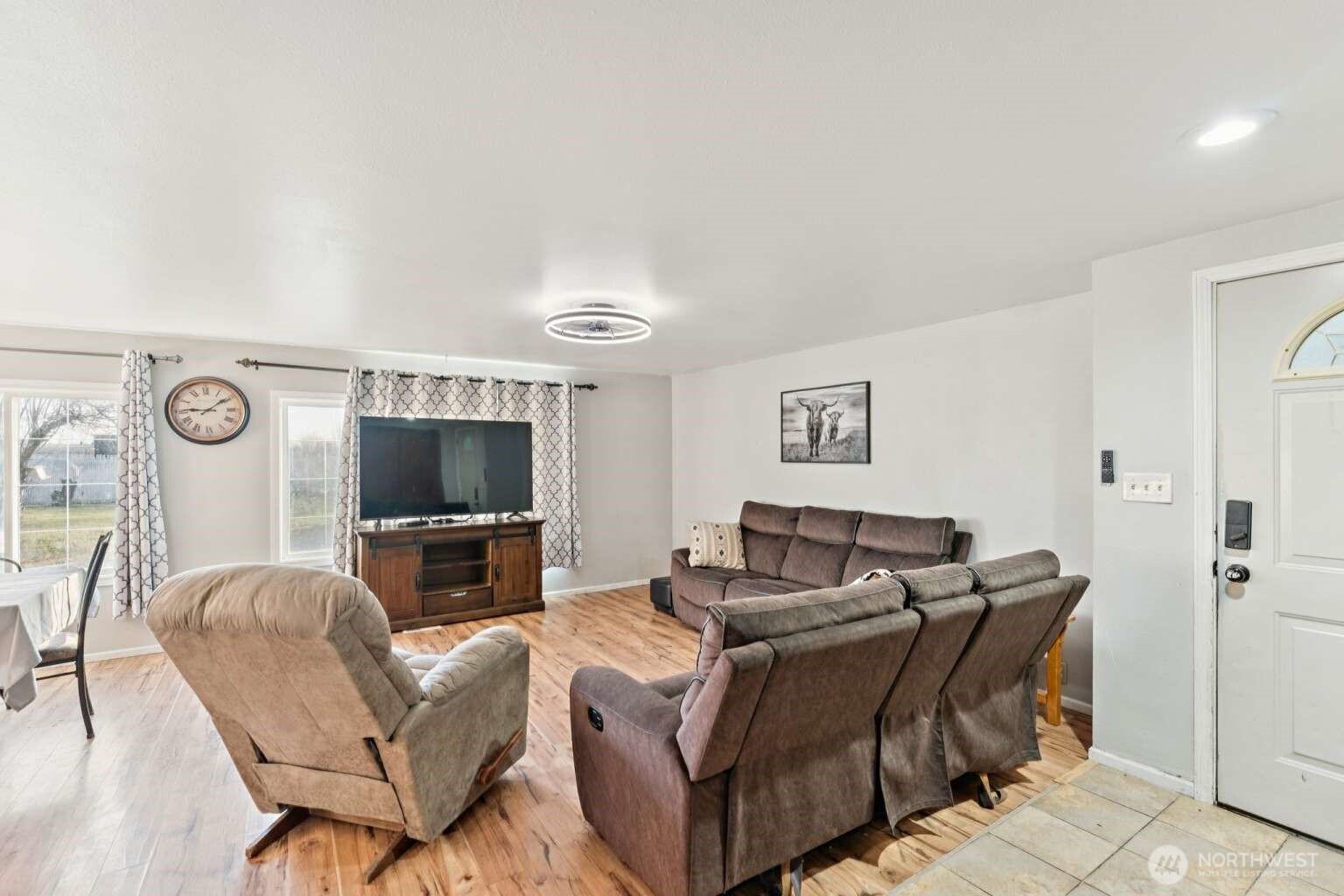 10068 Idano Road Northeast Moses Lake, WA 98837 - Photo 14 of 40 a living room with furniture and a flat screen tv