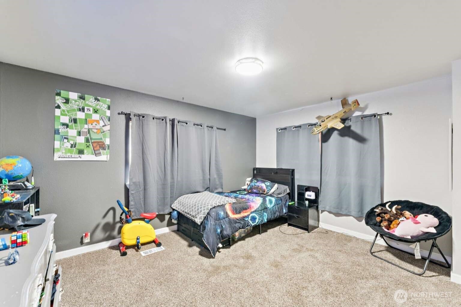 10068 Idano Road Northeast Moses Lake, WA 98837 - Photo 25 of 40 a bedroom with bed and a window