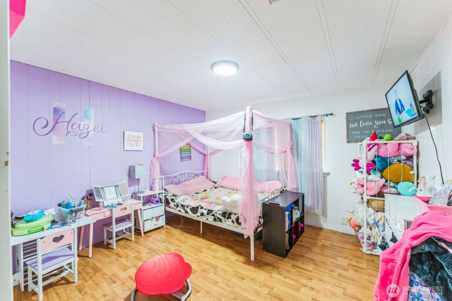 10068 Idano Road Northeast Moses Lake, WA 98837 - Photo 27 of 40 a bedroom with furniture and a bed