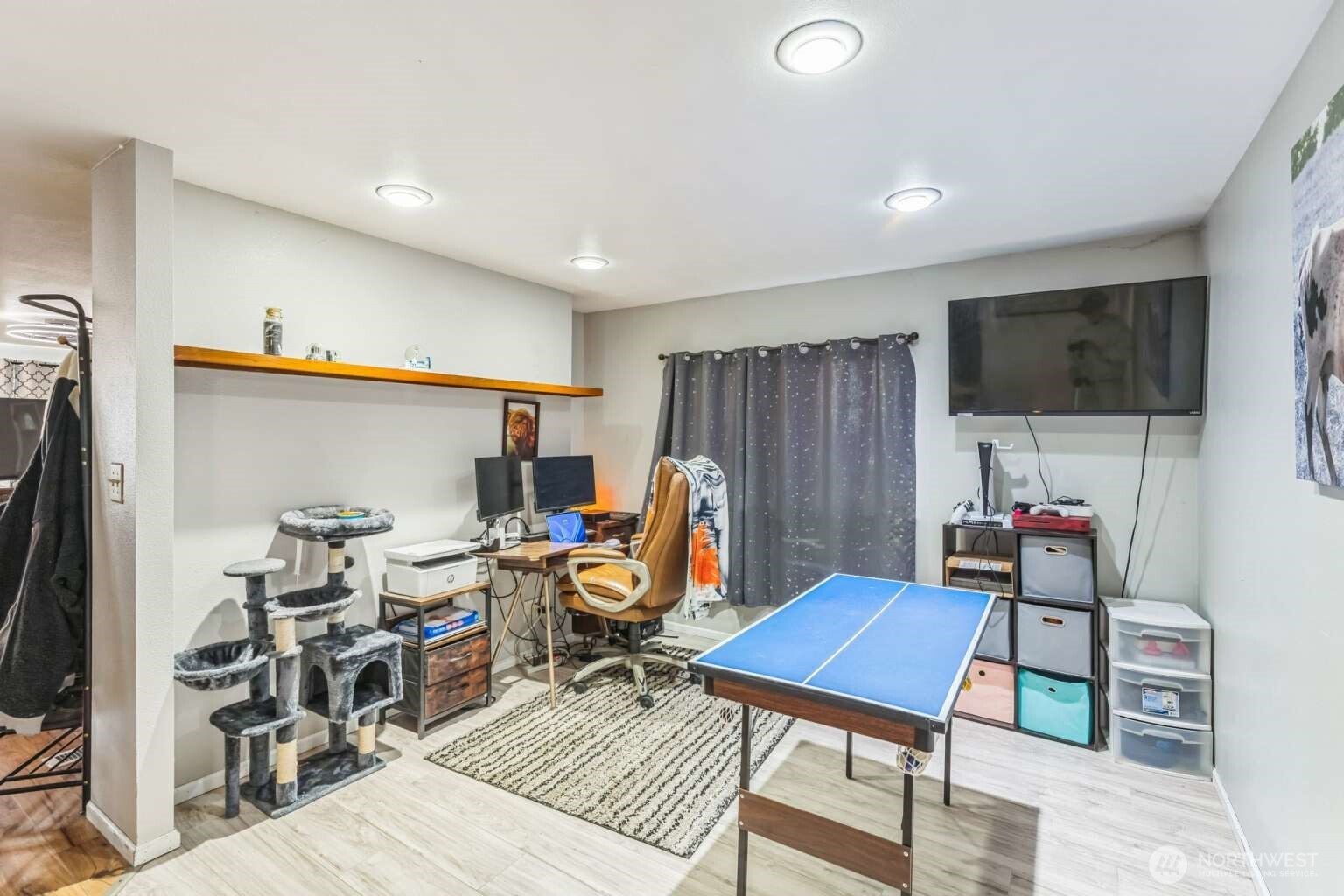 10068 Idano Road Northeast Moses Lake, WA 98837 - Photo 33 of 40 a living room with furniture a flat screen tv and kitchen view