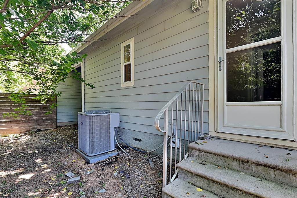 1416 Record Crossing Road Dallas, TX 75235 - Photo 8 of 15