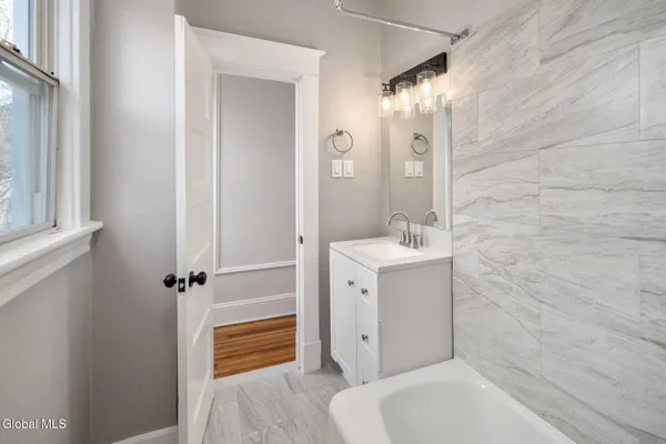 $299,999 | 18 Fairlawn Avenue, Albany, NY 12203