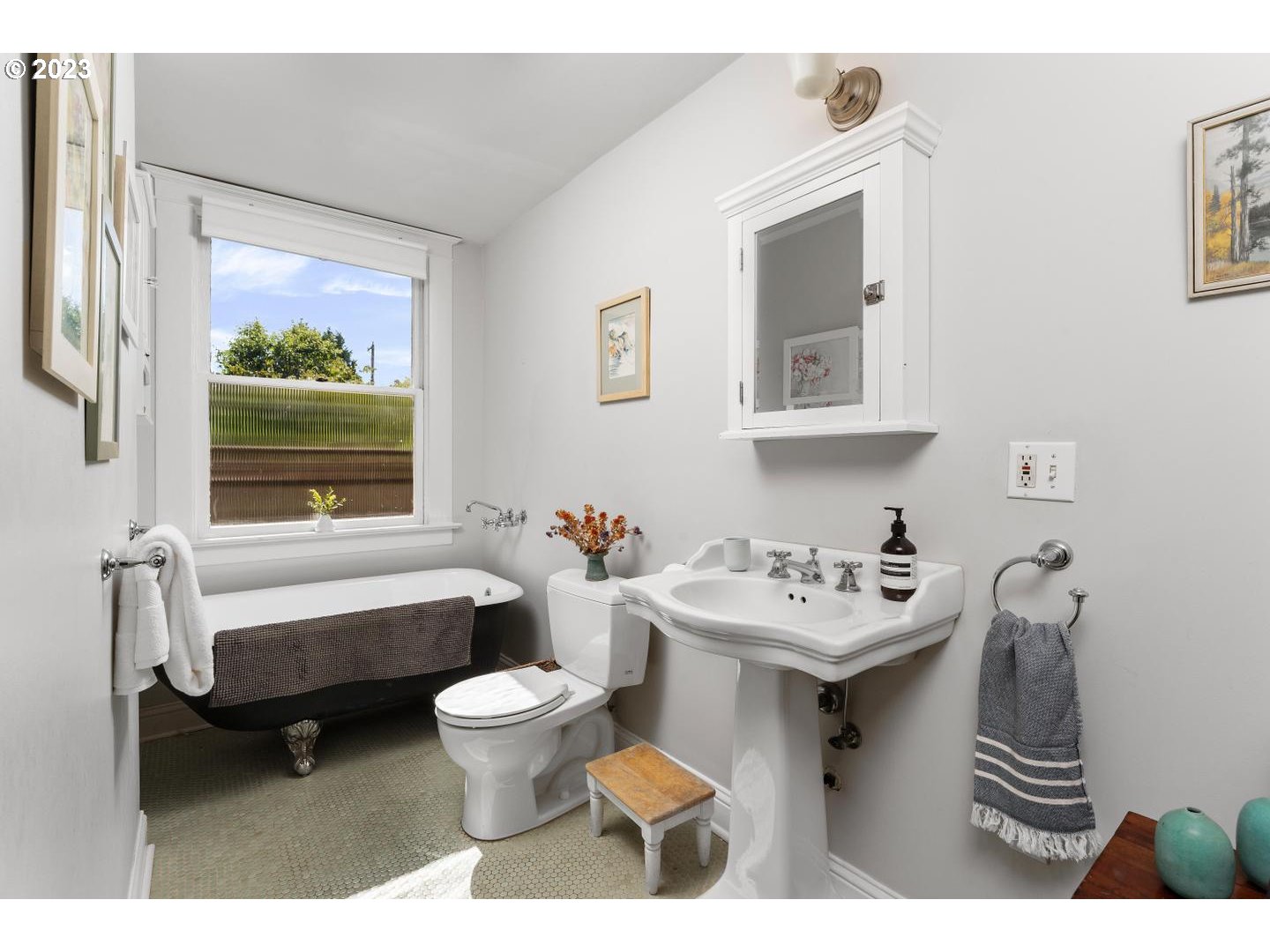 4027 North Colonial Avenue Portland, OR 97227 - Photo 11 of 47 a bathroom with a sink toilet a mirror and bathtub