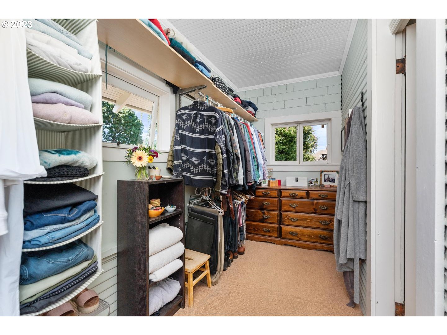 4027 North Colonial Avenue Portland, OR 97227 - Photo 18 of 47 a view of gym equipment and a window