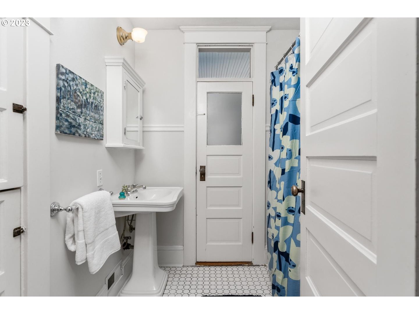 4027 North Colonial Avenue Portland, OR 97227 - Photo 19 of 47 a view of entryway with furniture