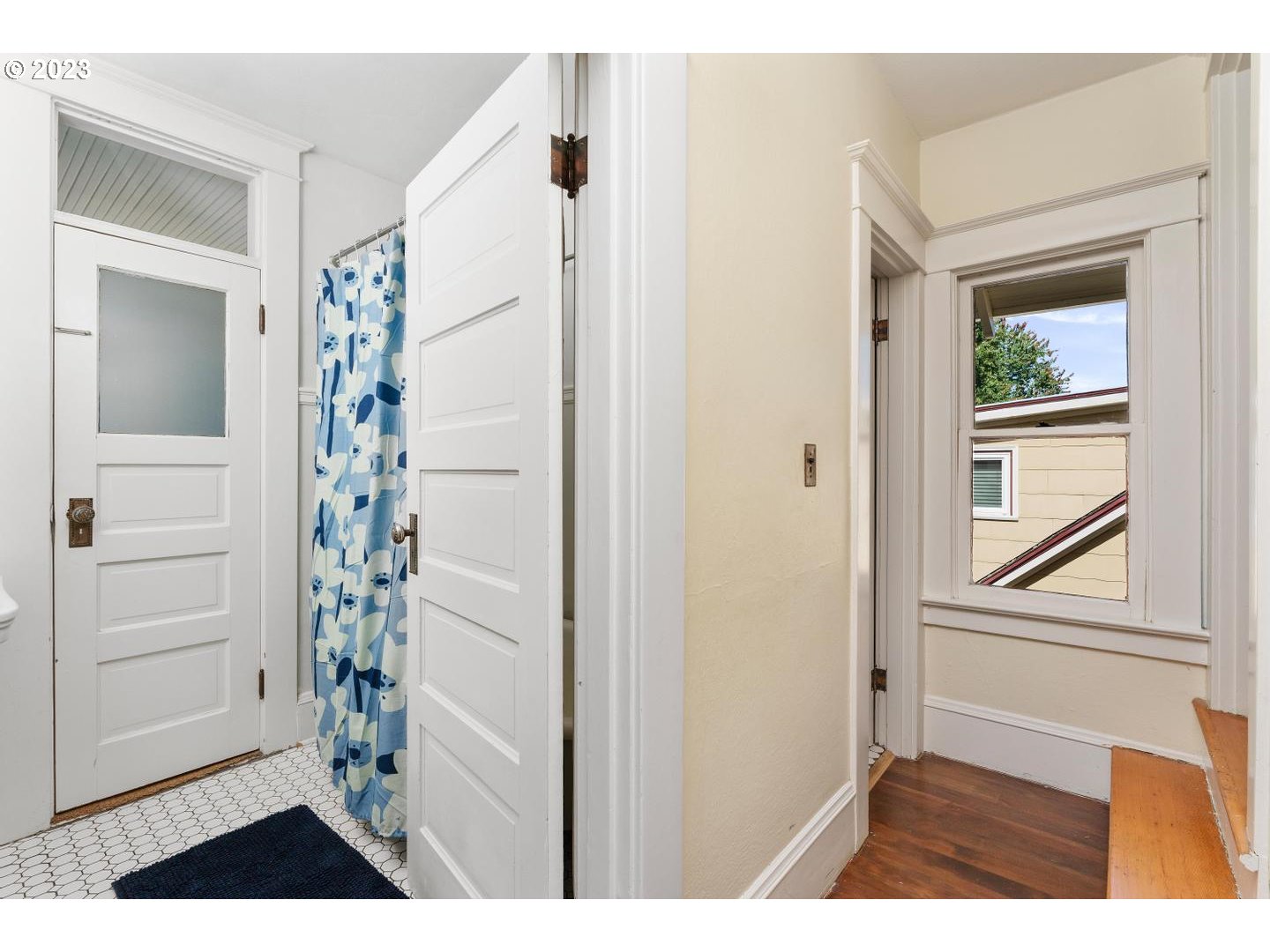 4027 North Colonial Avenue Portland, OR 97227 - Photo 20 of 47 a picture of a bathroom with a shower curtain