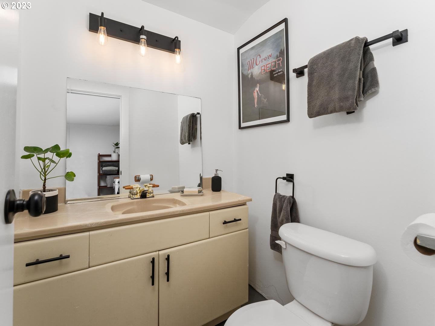 4027 North Colonial Avenue Portland, OR 97227 - Photo 31 of 47 a bathroom with a toilet sink and mirror
