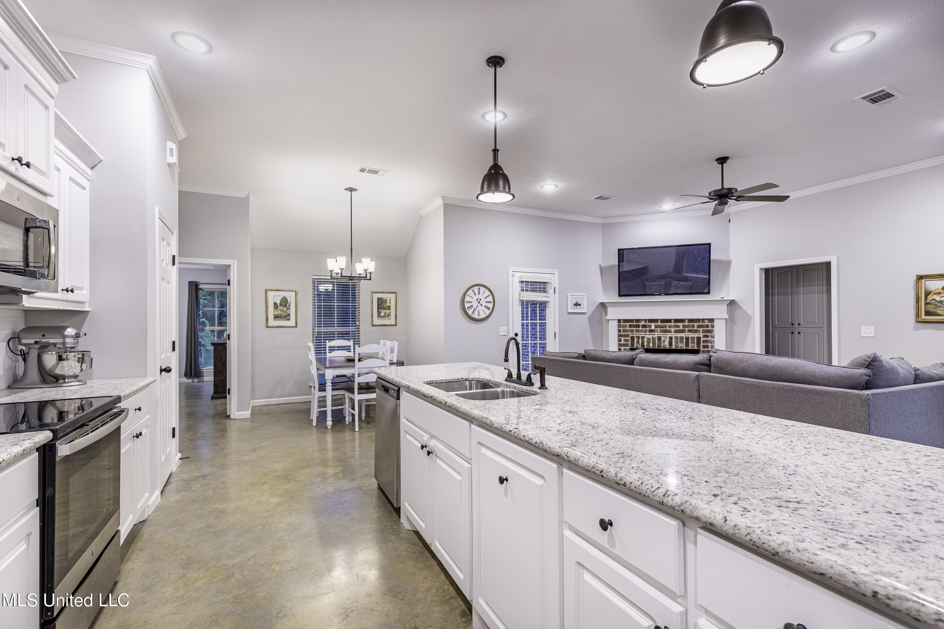 927 Filmore Dr. Brandon, MS 39042 - Photo 3 of 14 7H8A6490-HDR-Edit