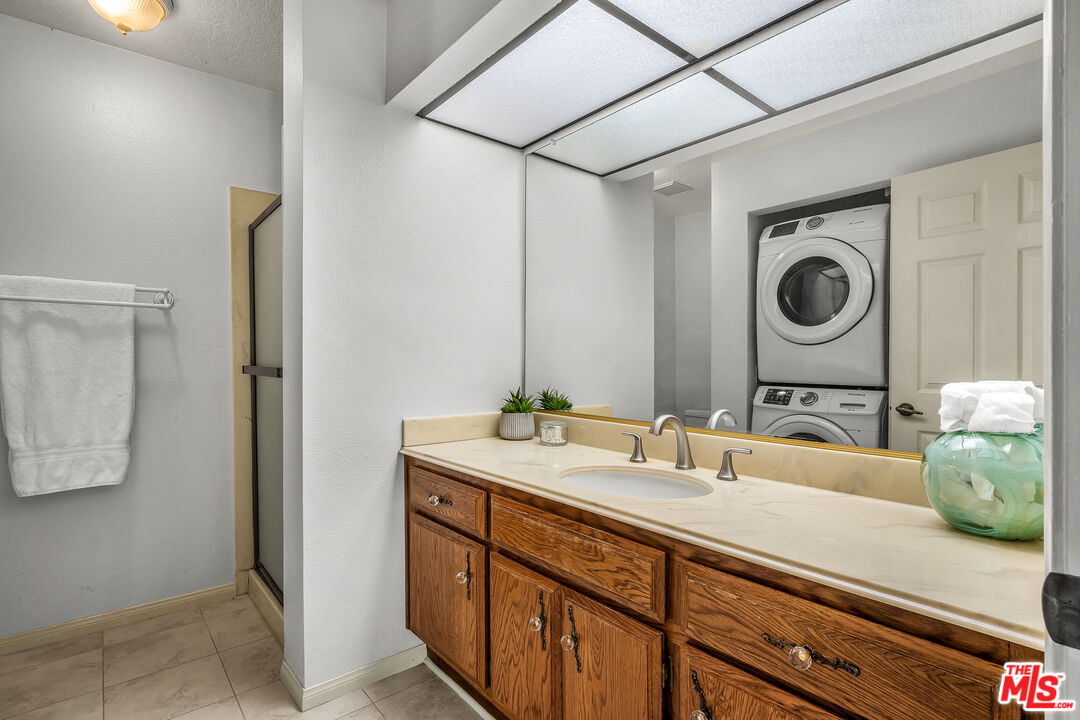 8512 Tuscany Avenue, Unit 207 Playa del Rey, CA 90293 - Photo 28 of 45 a bathroom with a sink and a mirror