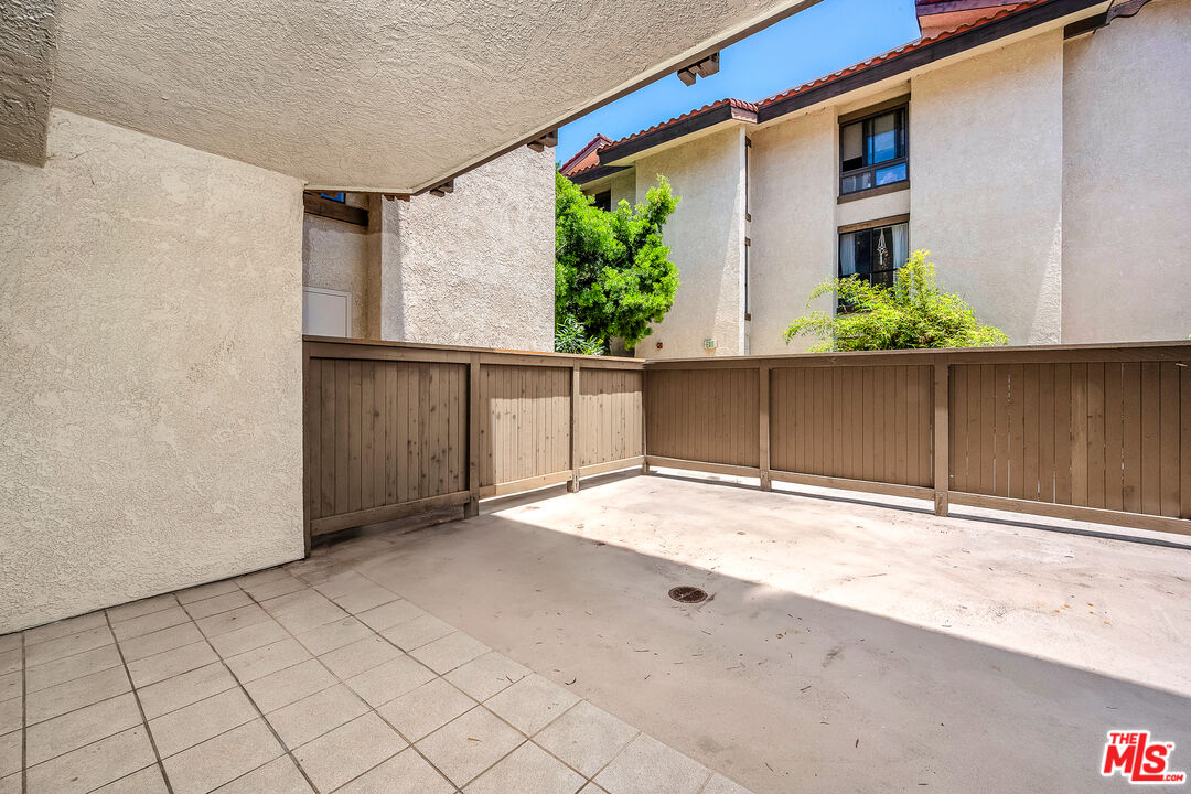 8512 Tuscany Avenue, Unit 207 Playa del Rey, CA 90293 - Photo 38 of 45 a view of outdoor space and yard