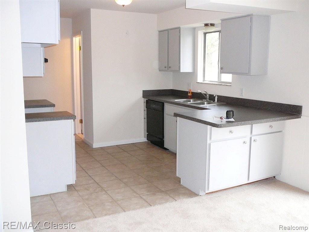 1436 South Hickory Ridge Road Milford, MI 48380 - Photo 4 of 11 P1030126.JPG
