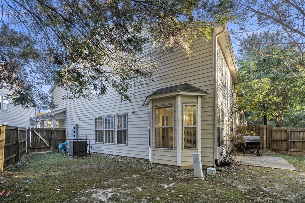 3989 Princeton Lakes Pass Southwest Atlanta, GA 30331 - Photo 24 of 25 front view of a house with a yard